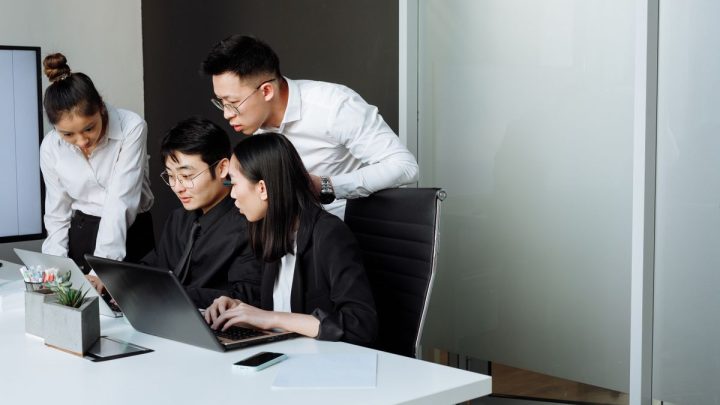 چگونه کارکنان را به استفاده از نرم‌افزار CRM ترغیب کنیم؟