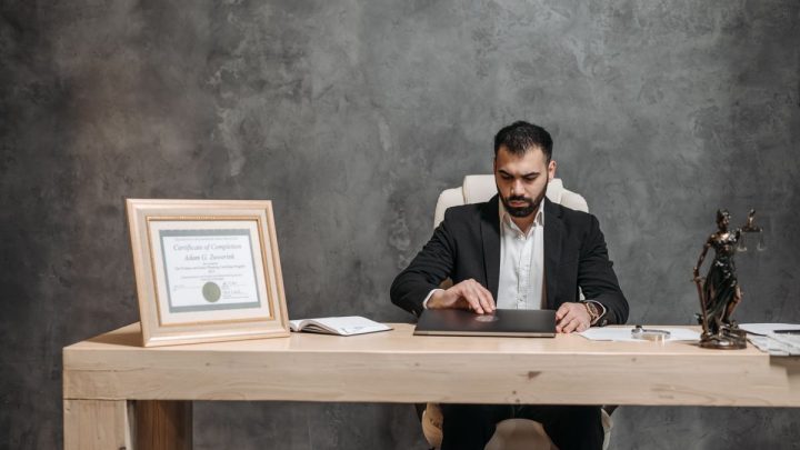 نرم افزار CRM برای دفاتر حقوقی و مؤسسات مشاوره
