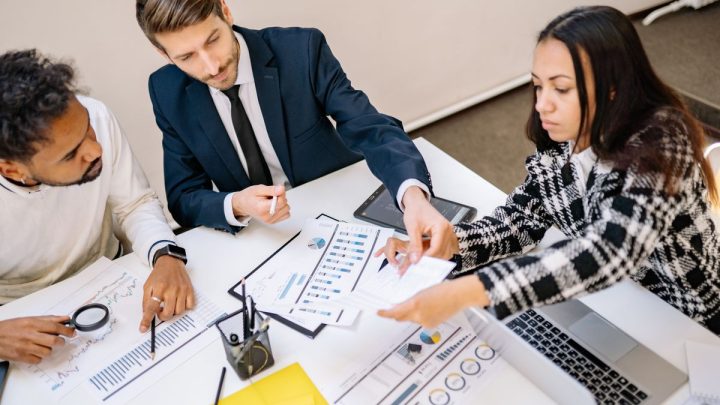 مراحل پیاده‌سازی و استقرار نرم افزار CRM در شرکت چگونه است؟